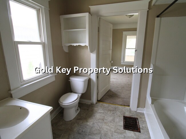 Building Photo - Attractive 2 BR 1 BA House with Central Air and Huge Front Porch (SECTION 8 APPROVED)