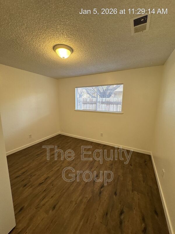 Building Photo - 2019 E Walnut Ave