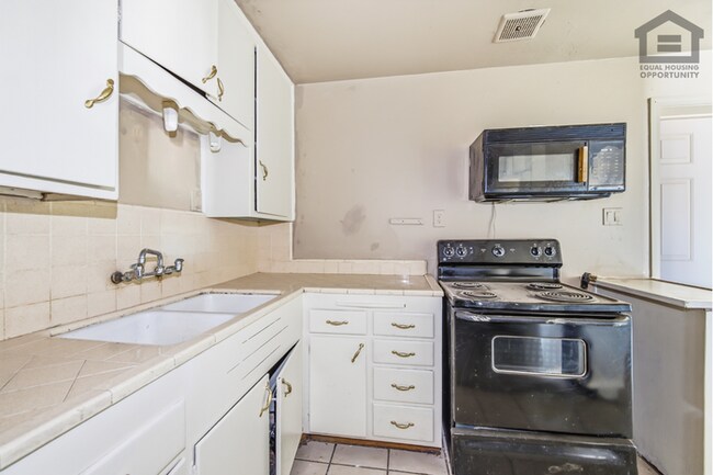 Building Photo - 4Bed/2Bath House at Glendale Ave/19th Ave! Ready for Immediate Move-In! – RV GATE! NO HOA!