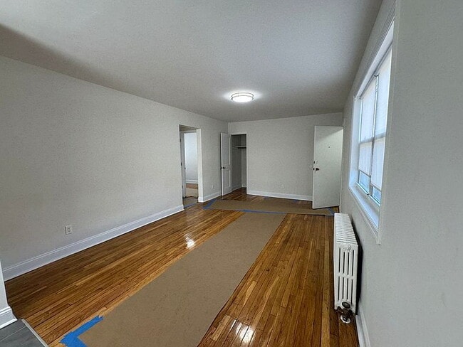 Building Photo - "Charming 3-Bed Oasis in Oakland Gardens with Modern Granite Touches!"