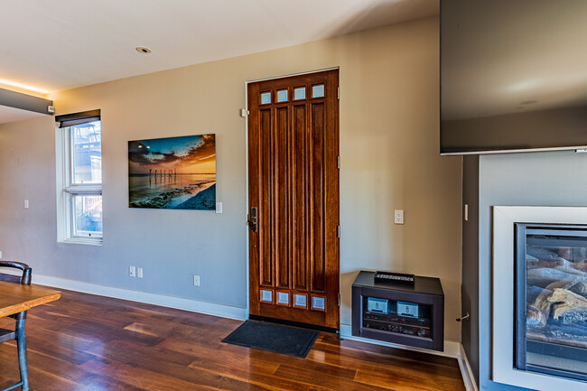 Entryway/ Foyer 2nd Floor - 408 W Juniper St