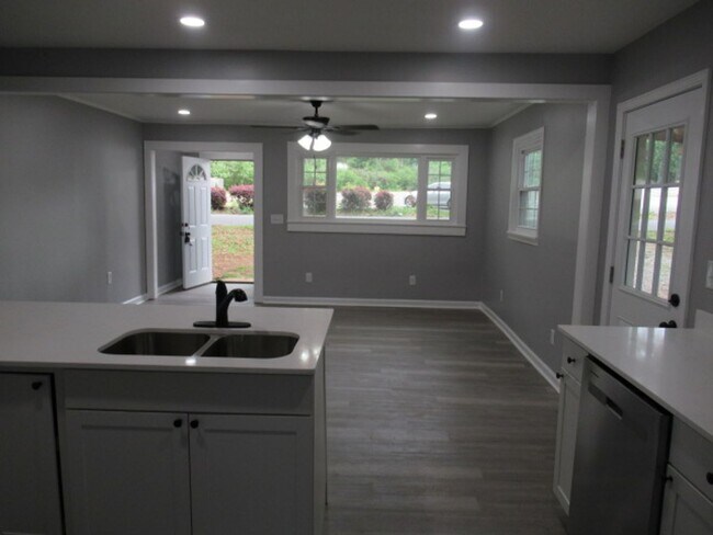 Building Photo - Cute, remodeled 3bd 1ba house