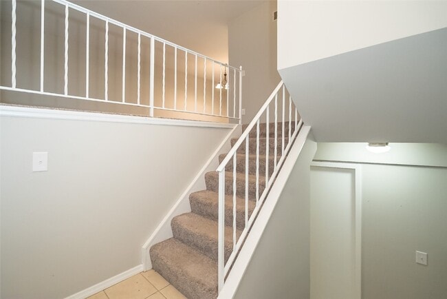 Building Photo - 335 Parma Dr