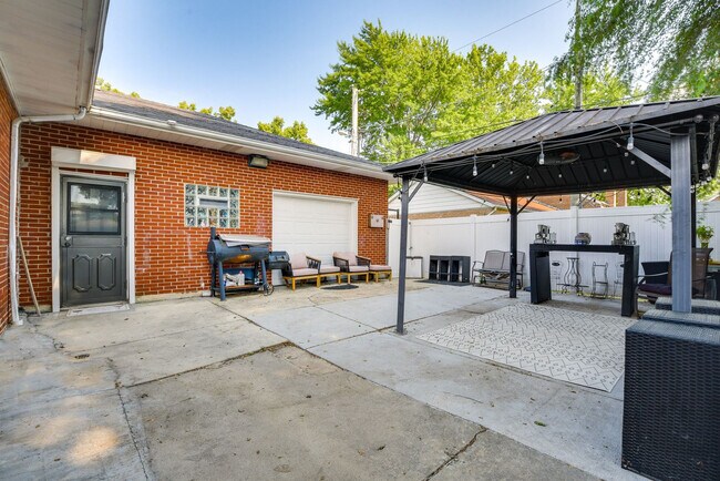 Building Photo - 2805 W 83rd Pl
