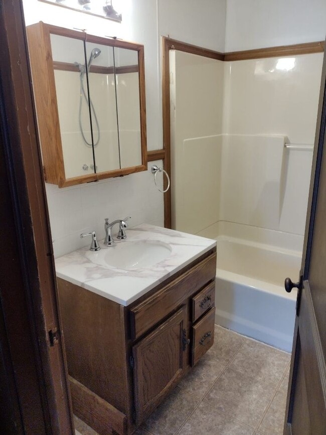 Building Photo - Two bedroom/one bathroom single family hou...