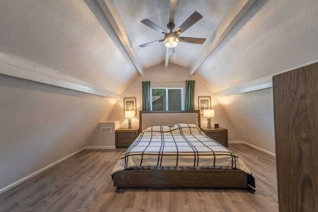 Building Photo - 2 BR w/ Loft