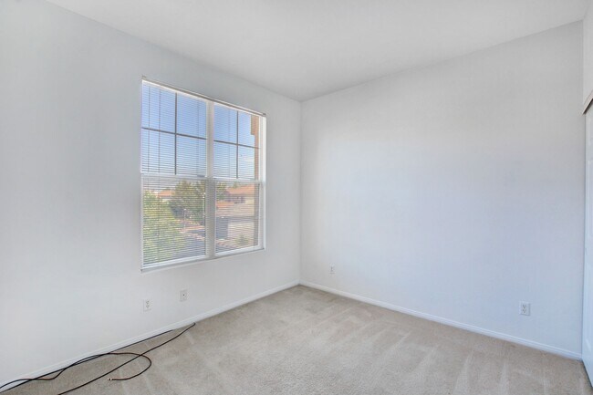 Building Photo - Beautiful 4-Bedroom Home in Gated Summerli...