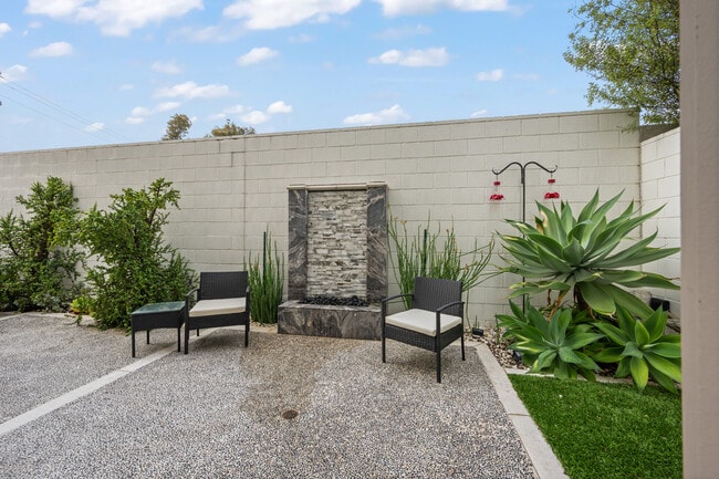 Building Photo - 1068 Hampton Dr