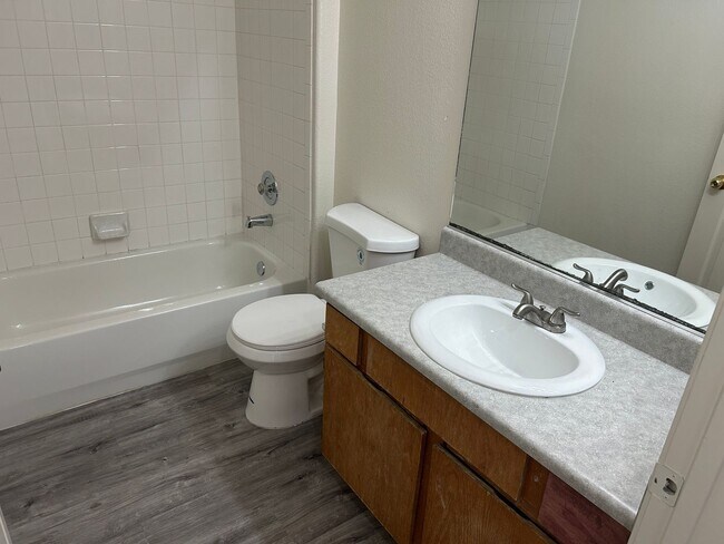 Building Photo - 2 Bed / 2 Bath Condo for Rent