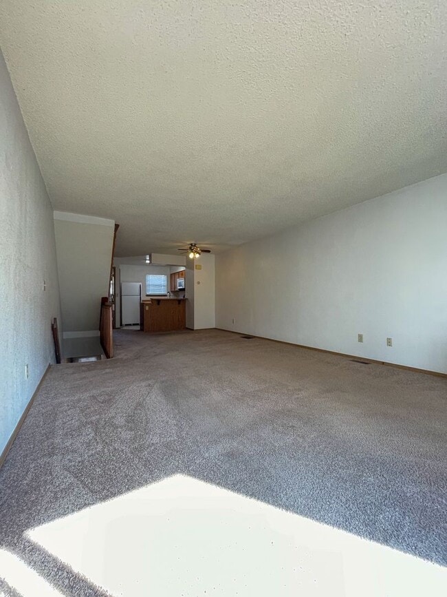 Building Photo - Beautiful 2-Bedroom Townhome in Aurora – A...