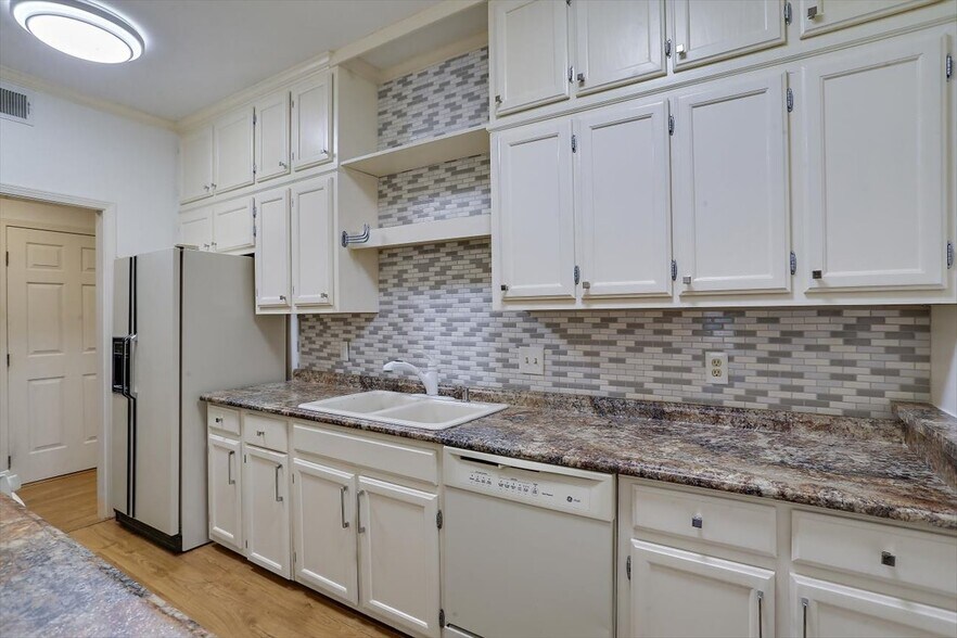 Building Photo - 1330 Roxbury Ct