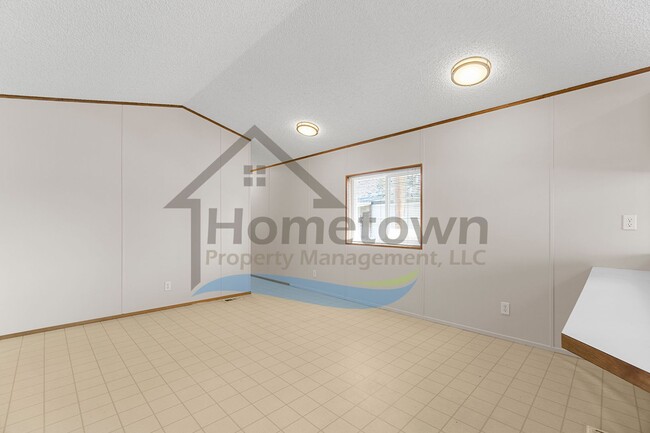 Building Photo - 2 Bedroom 1 Bath Home with Off-Street Park...