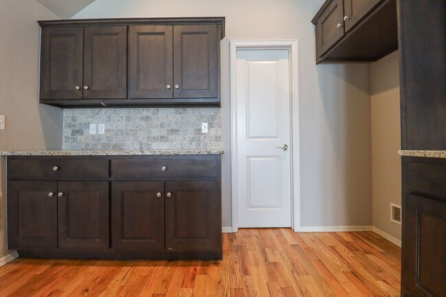 Building Photo - Spacious 3 Bedroom / 2 Bathroom with Modern Upgrade