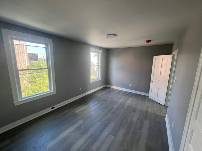 Building Photo - 346 Ridgeway St