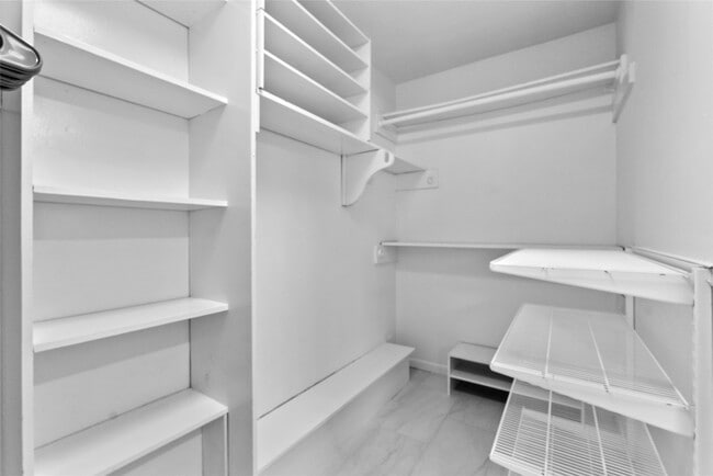 Building Photo - 604 S Ripple Creek Dr