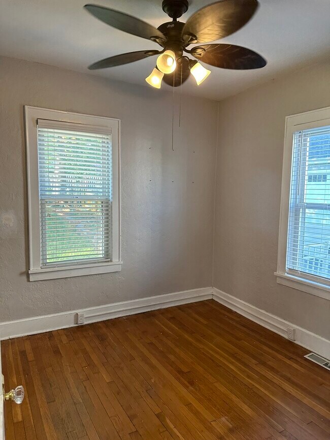 Building Photo - Charming Home 2 Bedroom 1 Bath Home In Krkwood, Mo.