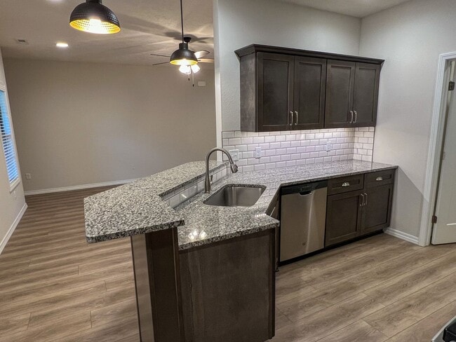 Building Photo - NEW LUXURY 3 BED 2 BATH 2 CAR GARAGE DUPLEX