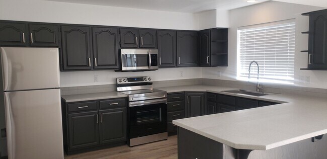 Building Photo - Beautiful Home with Large Yard, Privacy & ...