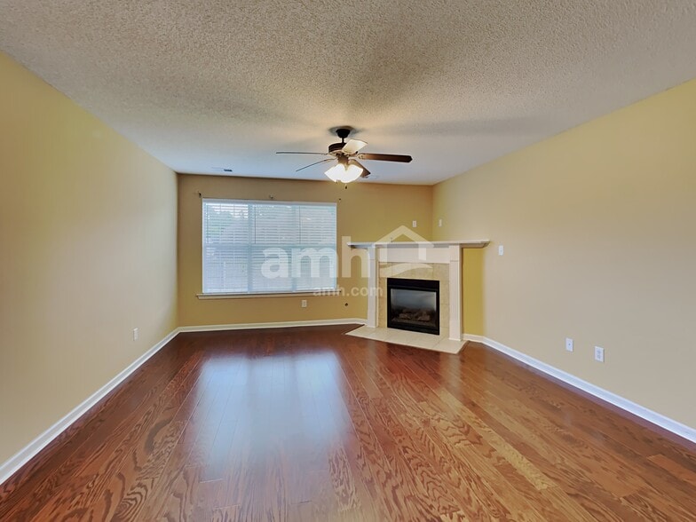 Building Photo - 3233 Peachtree Dr