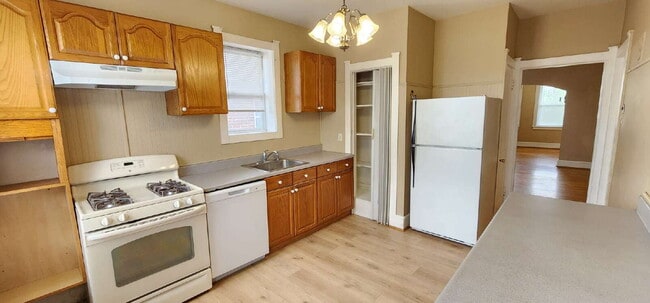Building Photo - Bright & Spacious 2-Bedroom Apartment with Private Outdoor Space