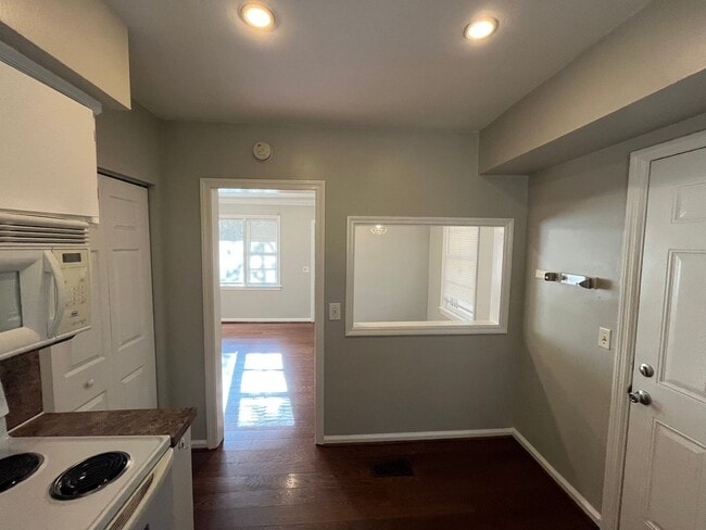 Building Photo - Move In Ready!! Cozy Brick Home, in North Columbus. Located off of Airport Thruway!!