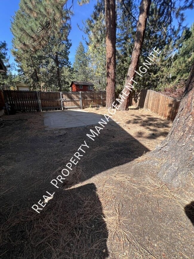 Building Photo - 1782 SW Forest Ridge Ave