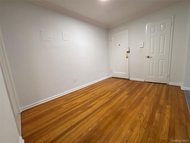 Building Photo - 50 S Middle Neck Rd