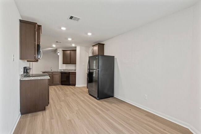 Building Photo - 15231 Central Lakes Dr