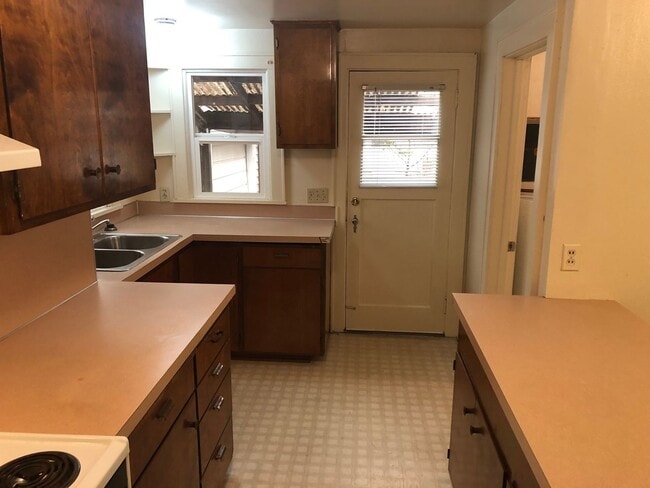 Building Photo - Campus House ~ 3 bedroom, 2 bath