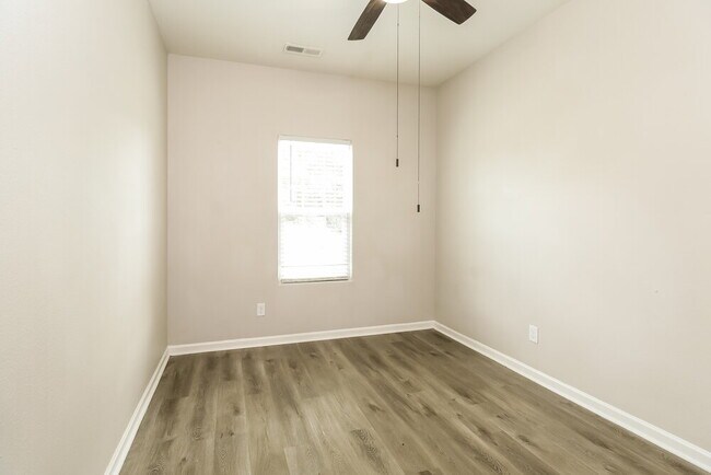 Building Photo - 2521 Meadow Crossing Dr