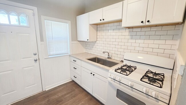 Building Photo - Charming 1-Bedroom Home on the South Side ...