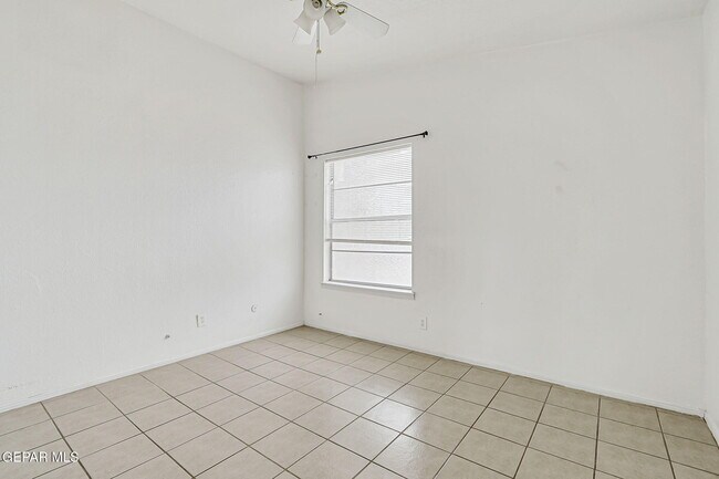 Building Photo - 3229 E Glen Dr