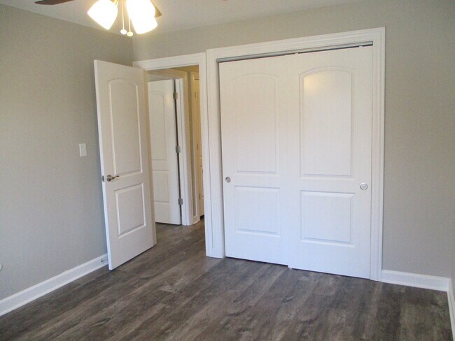 Building Photo - 580 Somerset Ln