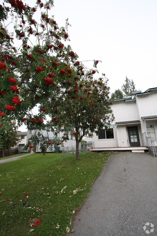 Building Photo - 2 Bedroom Townhouse in East Anchorage!