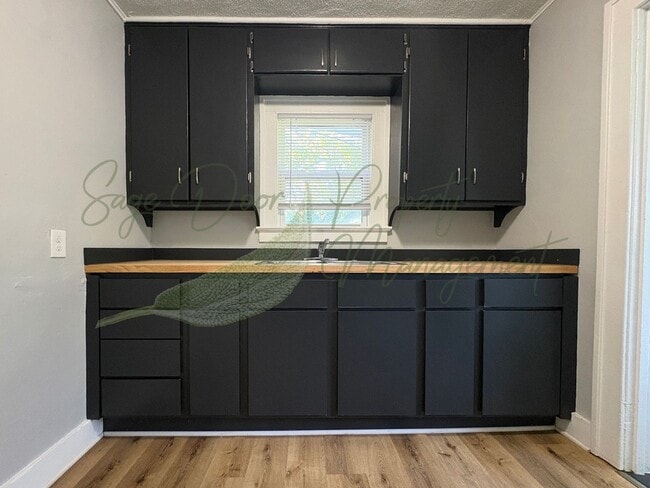 Building Photo - CHARMING UPDATED BUNGALOW!!!!