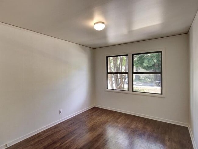 Building Photo - 1417 2nd Ave
