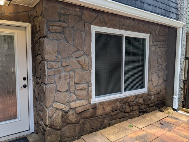Building Photo - 562 Teal Ln