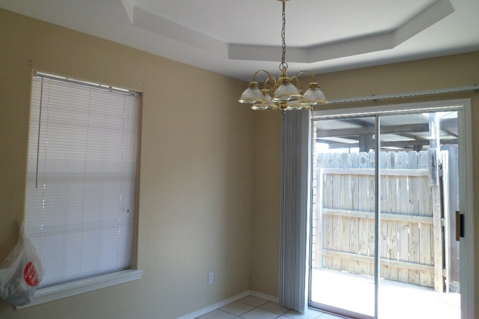 Building Photo - 1014 Stonehaven Blvd