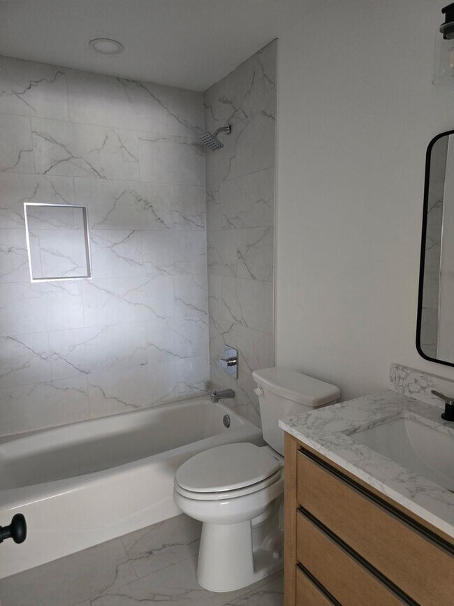 Building Photo - Beautifully Remodeled 3 bedroom Rental in ...