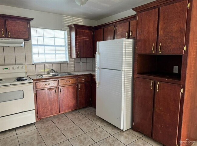 Building Photo - 6 Ashley Ave