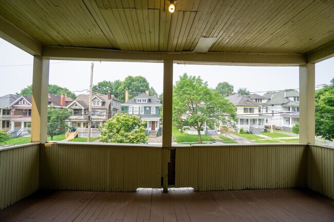 Building Photo - Newly Renovated 3 Bedroom -3 Blocks From C...