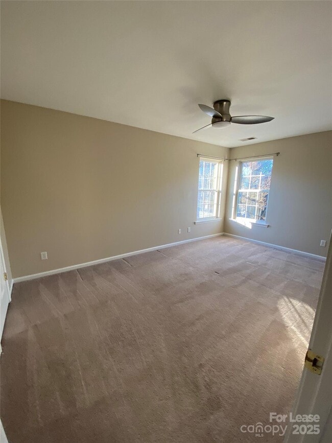 Building Photo - 605 Queenswater Ln