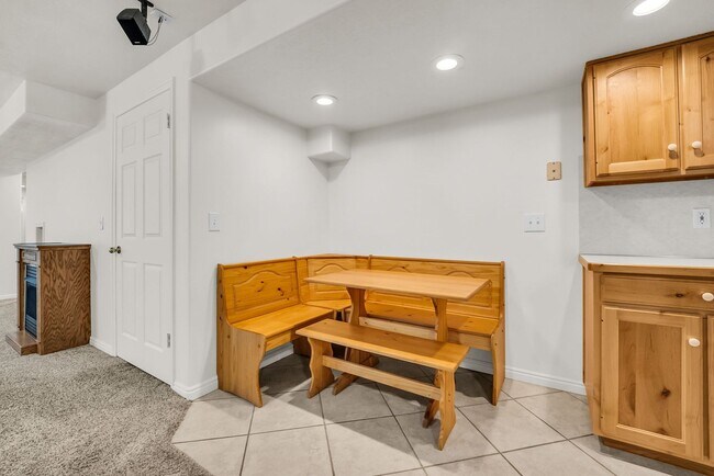 Building Photo - Spacious 7 Bed Kaysville Home with Two Kitchens