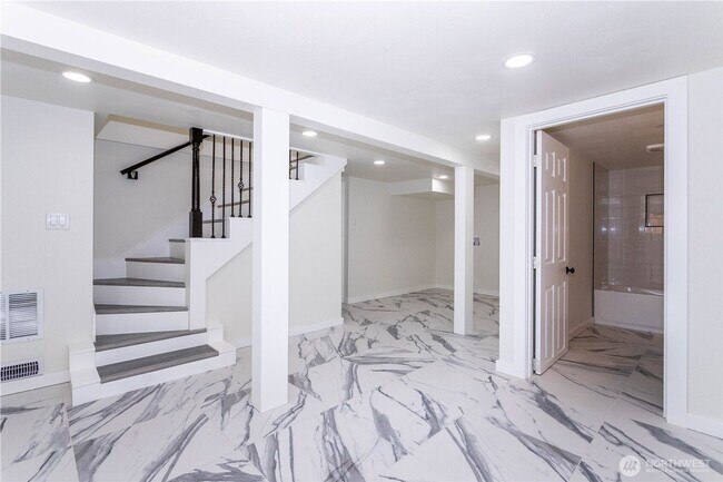 Building Photo - Beautifully Renovated 4-Bedroom Home in De...