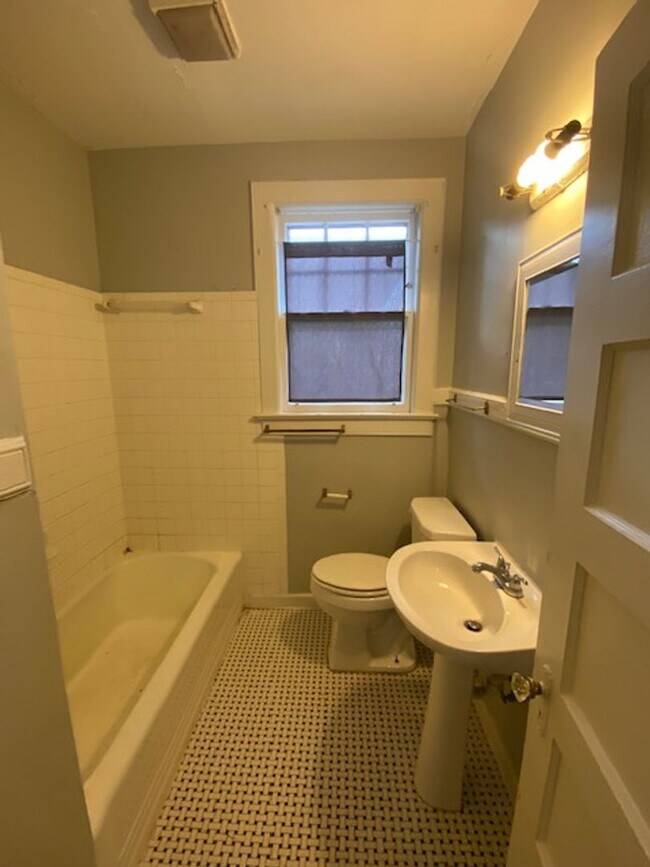 Building Photo - 3 bedroom 2 bath  Heathwood/ Melrose Heights Area