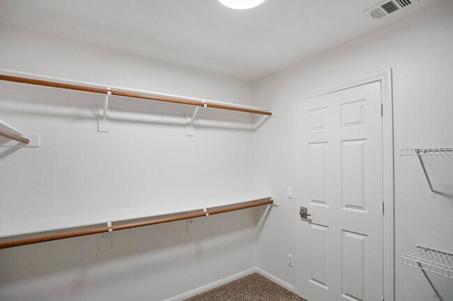 Building Photo - Southwest Pool Home With First Floor Bed And Bath