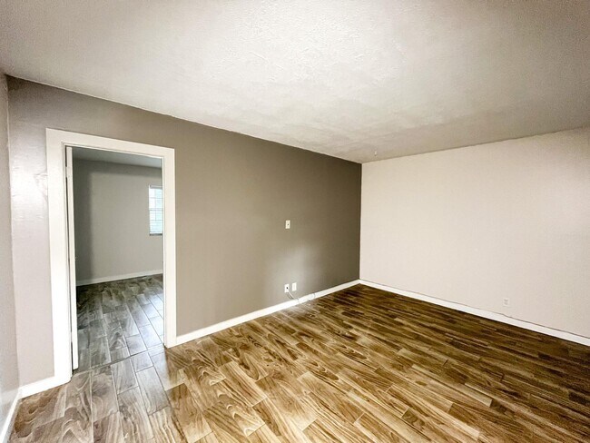 Building Photo - 202 Lucerne Ave