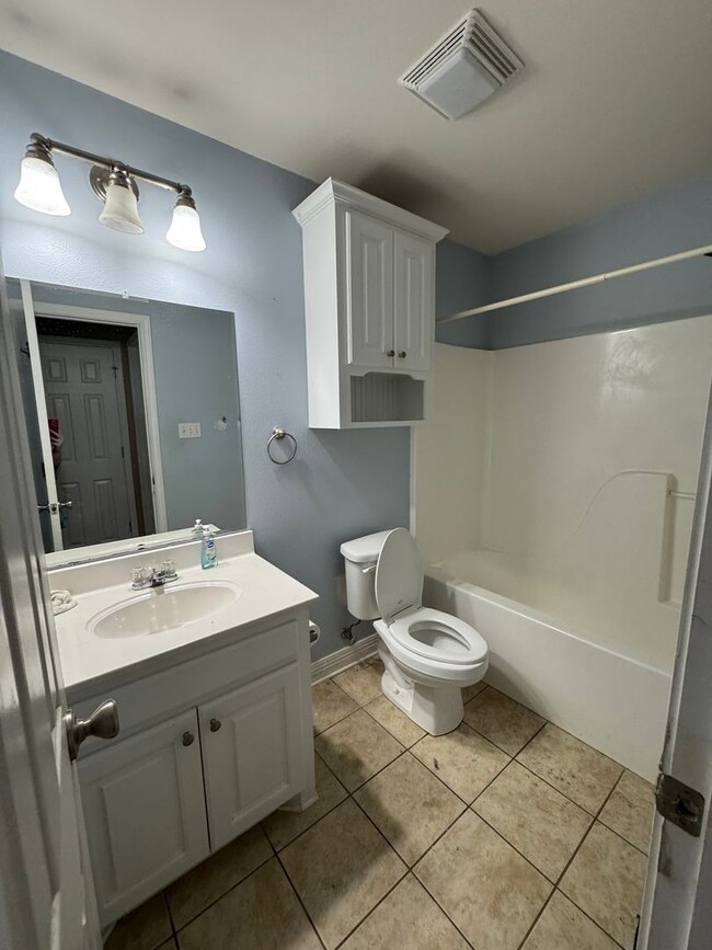 Building Photo - Gorgeous 3 Bedroom Home