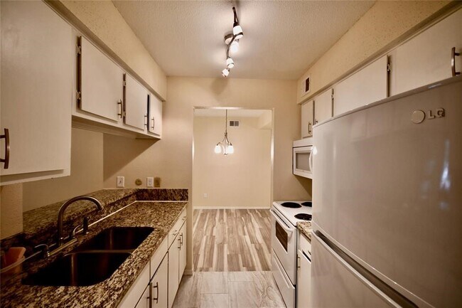 Building Photo - 1818 Augusta Dr