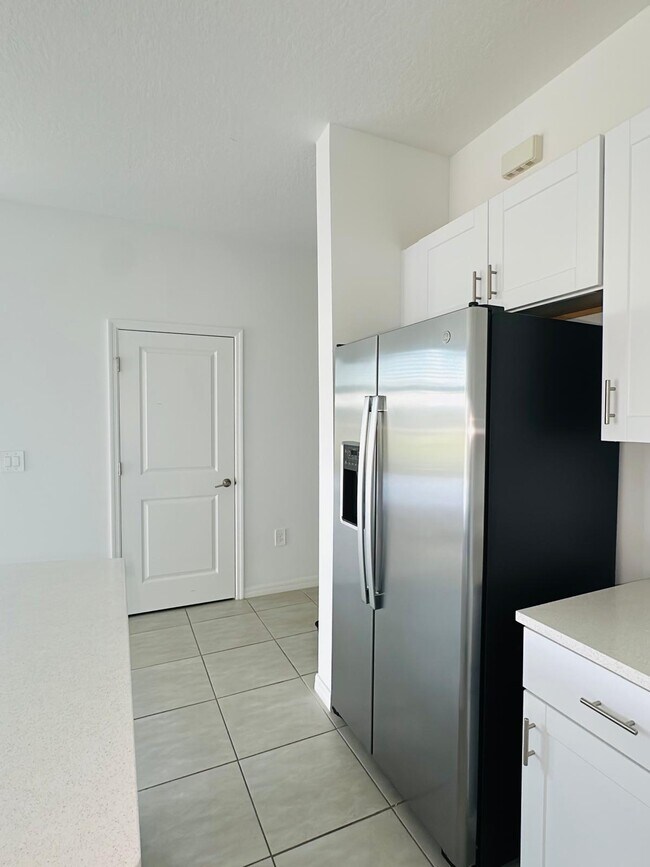 Building Photo - 2287 Portrait St